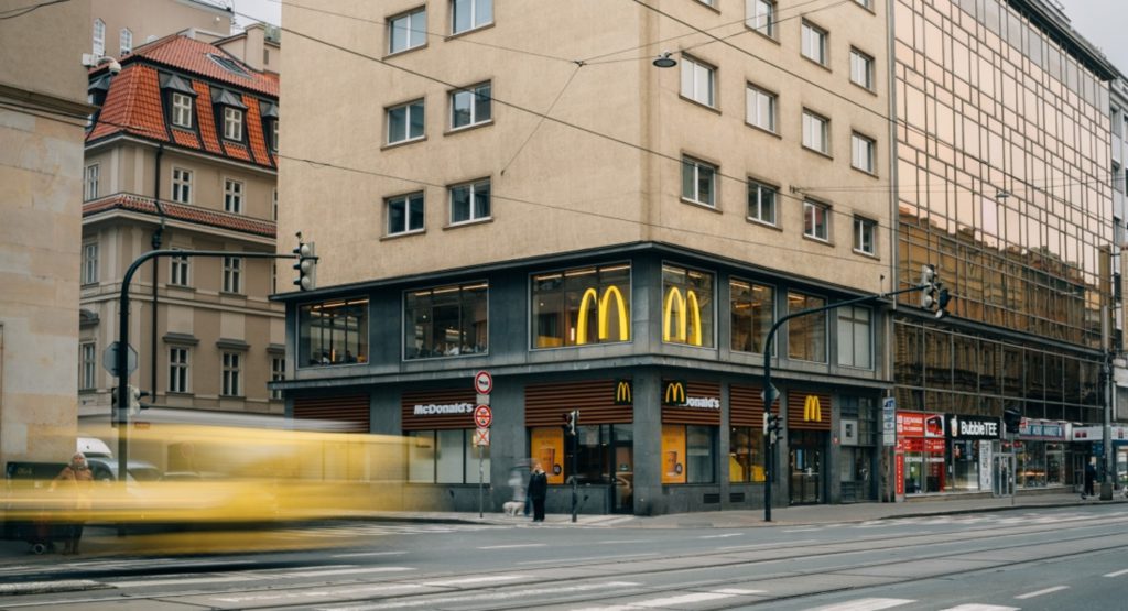 Na Pražských Příkopech na rohu ulic Dlouhá a Revoluční se otevřela již 121. restaurace McDonald’s